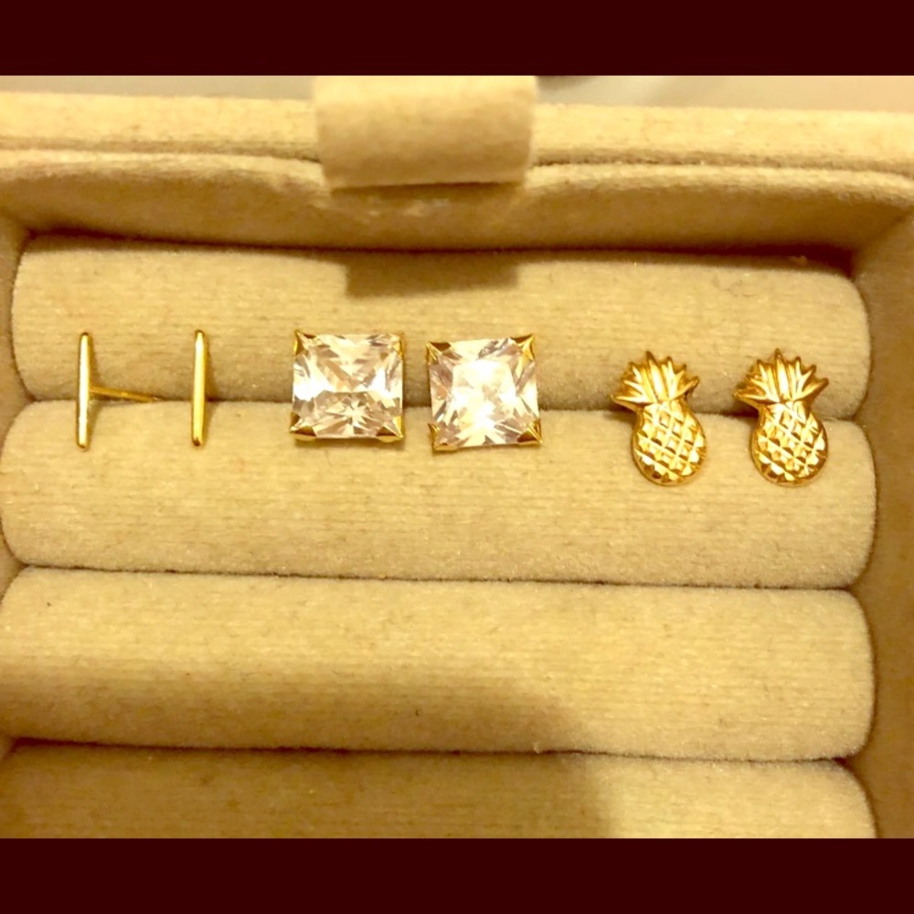 A lot of solid gold earrings